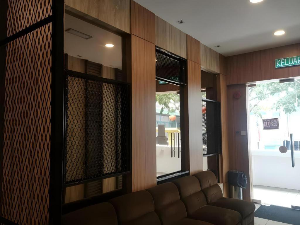 Hotel Holiday Kota Kinabalu Esterno foto